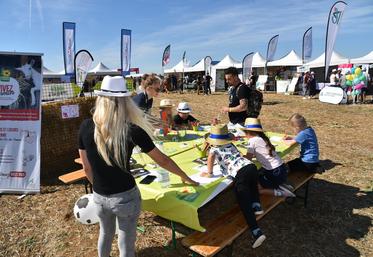 Les ateliers attirent toujours les enfants.