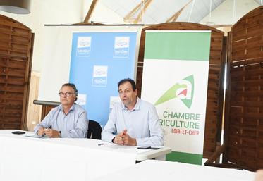Philippe Gouet, président du conseil départemental (à g.) et Arnaud Bessé président de la chambre d'Agriculture de Loir-et-Cher ont tenu une conférence de presse pour évoquer l'agenda 2030 en faveur de l'agriculture de demain, lundi 28 août dernier à Mulsans.  