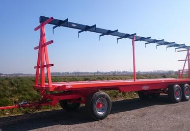 Les trois rangées de balles de chaque côté du plateau sont maintenues par un portant armé de griffes qui viennent serrer l’édifice.