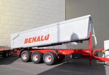 Actuellement en exposition sur la Foire de Châlons et vue à Innov-agri, la version 9,5 m est la plus longue des bennes Agrialu de Benalu-Legras.