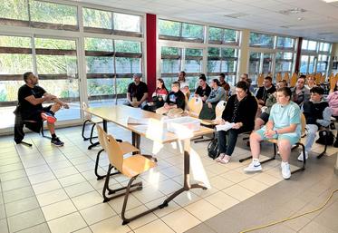 Lundi 4 septembre, à Beaumont-les-Autels. Comme le veut la tradition, les élèves de 4e de la MFR vont partir une petite semaine en Vendée dès la fin de leur réunion de rentrée.