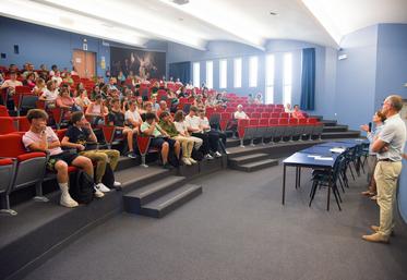 Mardi 5 septembre, à Sours. Les élèves de première du lycée de La Saussaye ont été accueillis par l'équipe de direction de l'établissement public.