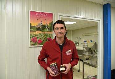 Provins, vendredi 1er septembre. Sylvain Renault avec un bocal de pétales de rose de Provins séchés et une spécialité confectionnée dans son laboratoire.