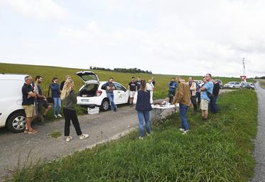 Mardi 29 août, à Avaray. Une vingtaine d'agriculteurs étaient présents lors de la demi-journée technique dédiée à la culture du chanvre.
