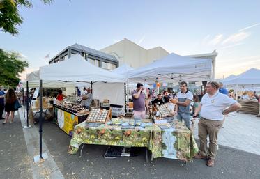 Vendredi 8 septembre, à Luisant. Le marché nocturne Je Croqu'eurélien a été très bien accueilli par les Luisantais et la municipalité.