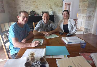 Mardi 5 septembre, à Pontlevoy. Melek Kilic, chargée de relations territoires à la FNSEA 41, rencontrait Laurent Bigot et Julien Verrier, respectivement président et référent com-com du SEA Val de Cher Controis.