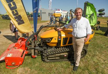 Le 7 septembre, à Outarville (Loiret). Le robot télécommandé Robocut RC75 est équipé désormais d'un attelage trois points à l'avant pour atteler toutes sortes d'outils.