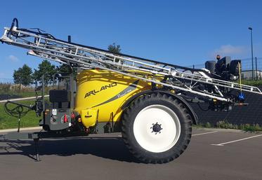 Avec moins de 3 tonnes à vide, le Premium+ 3500 ou 4000 s’adapte aux tracteurs de faible puissance.