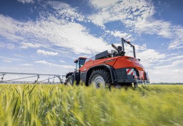 Le F40 Evo d'Artec se distingue du F40 en offrant des améliorations en termes de puissance, de précision et de confort pour l'utilisateur, en plus d’un relookage aux couleurs de Kuhn.