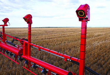 Il est possible de placer jusqu’à 52 caméras sur un pulvérisateur. Ces caméras sont capables de filmer sous toutes conditions et de détecter la position de la cible, plante ou adventice. Ici, le système 3S est installé sur le modèle Condor de chez Agrifac France.