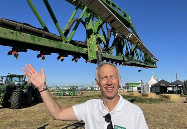 Matthieu Delhaye, de BASF, présente la technologie One Smart Spray sur le pulvérisateur Amazone UX 5201 lors du salon Innov-agri à Outarville (Loiret).