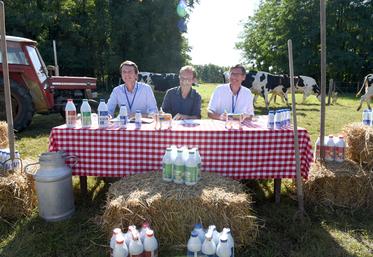 Vendredi 15 septembre, à Fay-aux-Loges. Ce jour-là, les vaches du Gaec des Maisons Pavées ont dû partager leur pré avec les trois signataires.