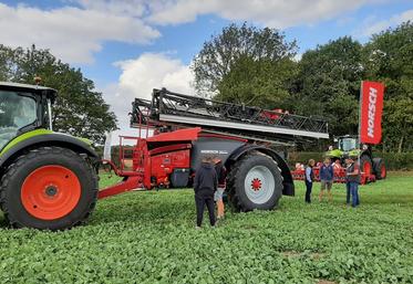 La précision de travail est à aller chercher du côté de la rampe automatique et des buses de pulvérisation animées par un système intelligent de contrôle.