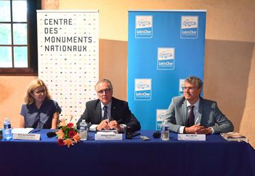 Mardi 12 septembre, à Fougères-sur-Bièvre. Anne Alligoridès, Philippe Gouet et Marc Metay (de g. à d.) ont présenté la nouvelle édition de l'opération Une journée aux châteaux.