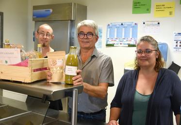 Lundi 18 septembre, à Lorris. Pascal Chevy (au c.) et son équipe ont reçu une cagette remplie de produits locaux.