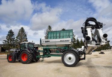 Mardi 19 septembre, à Viabon. L'entreprise Duro a présenté son épandeur Eole 6000T à la presse spécialisée.