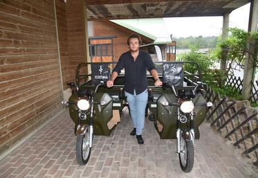 Larchant, mardi 12 septembre. Paul Schotsmans avec deux triporteurs prêts à être livrés.
