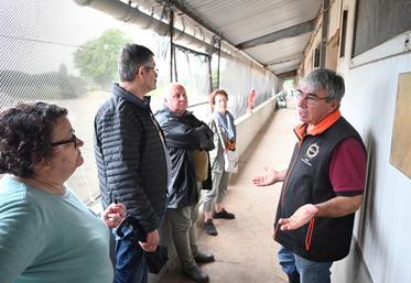 Jeudi 21 septembre, à Souvigny-en-Sologne. Florent Leprêtre, président de Solaal Centre-Val de Loire et éleveur laitier, a présenté son exploitation à des bénévoles des Restos du cœur.