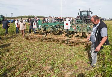 Mardi 26 septembre, à Voves. Près de 200 agriculteurs sont venus constater l'efficacité des outils de destruction de couverts ou de décompaction.
