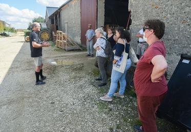 Jeudi 14 septembre, à Trancrainville. Agriculteur en bio, David Aymard a expliqué aux visiteurs les tenants et aboutissants de sa démarche de conversion.