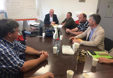 Éric Depogny, président des louvetiers du Loiret, et les élus de la FNSEA 45 ont pu partager leurs réflexions communes pour mieux maîtriser les populations de sangliers, corvidés et autres nuisibles.