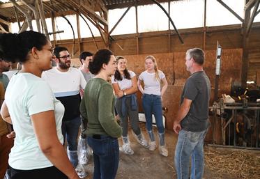Mercredi 27 septembre, à Romilly-du-Perche. Yvan Pelletier, cogérant de l'EARL du Petit-Perche, a accueilli sur son élevage de chèvres neuf étudiants en dernière année d'école vétérinaire.