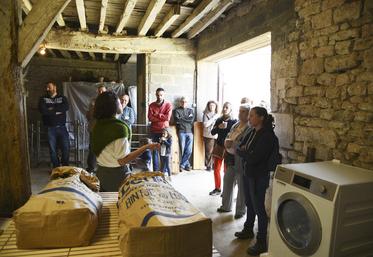 Samedi 7 octobre, à Chaussy. L'atelier de lavage et de teinture de la Ferme des P'tits bergers a été inauguré. Sandrine Durgeau a pu parler des financements reçus et de ses objectifs.