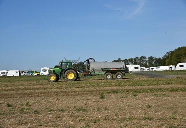 À Richebourg (Yvelines), le 6 octobre. 30 tonnes de lisier ont été déversées à proximité des gens du voyage.