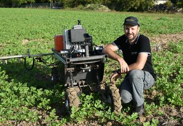 Avec son robot multifonction, Rémi Gaget espère faciliter le quotidien des agriculteurs en les aidant à faire fuir les oiseaux, à épandre et à désherber.
