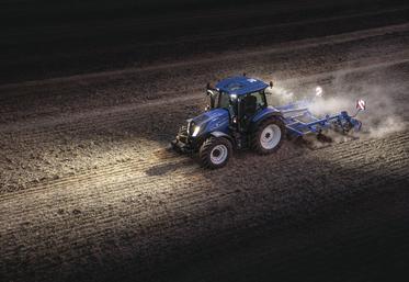 Lorsque le tracteur évolue régulièrement en milieu nocturne ou dans les bâtiments, certains packs d’éclairage optionnels facilitent la conduite. 