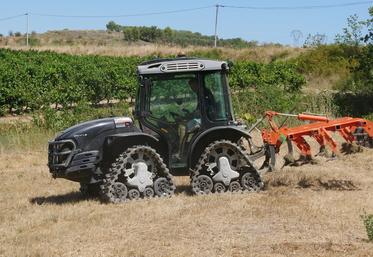 Les printemps pluvieux de 2018 et 2020 ont convaincu le vigneron d’investir dans un Mach 4 d'Antonio Carraro.