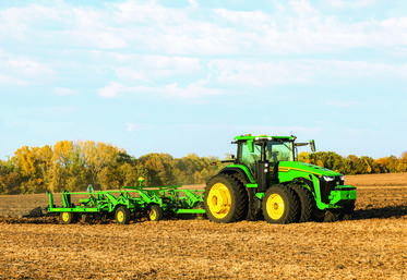 Les tracteurs haut de gamme 8R 410 sont proposés avec la transmission eAutoPowr. Cette technologie offre une longévité plus importante et un impact positif sur les performances globales.