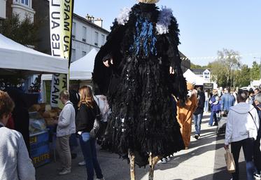 Le corbeau en hommage à la fable de la Fontaine déambulait sur les marchés et dans les rues de la ville.