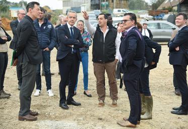 Vendredi 13 octobre, à La Gaudaine. L'éleveur Yohann Serreau a expliqué au préfet d'Eure-et-Loir, Hervé Jonathan, les dommages collatéraux induits par certaines décisions réglementaires.