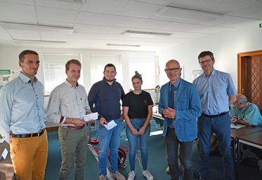 Mercredi 11 octobre, à Blois. Deux jeunes exploitants viticoles fraîchement installés ont reçu chacun un chèque de 3 000 euros remis par la Safer du Centre dans le cadre du fonds d'aide à l'installation.