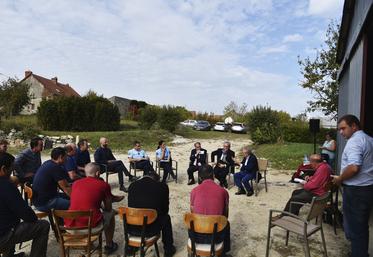 Beaumont-du-Gâtinais, vendredi 13 octobre. Les exploitants ont pu échanger avec le sous-préfet et les représentants de la gendarmerie, le but étant de prévenir au maximum les vols et autres actes.