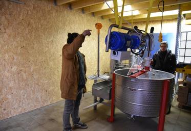 Jean-Noël Péché présente l'équipement de son atelier.