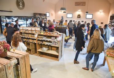 Le 16 octobre, à Bailleau-le-Pin. La boutique Baïo a été inaugurée en présence des nombreux producteurs locaux qui l'approvisionnent.