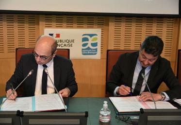 Mardi 17 octobre, à Orléans. Martin Gutton et Daniel Pierre signent une convention en faveur d'un réseau contre les micropolluants.