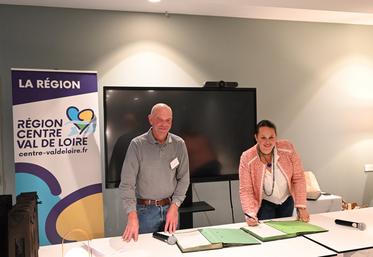 Temanuata Girard, vice-présidente en charge de l'agriculture du conseil régional Centre-Val de Loire a signé un contrat de filière locale au profit de l'appellation Touraine-Oisly, mardi 17 octobre à Blois. 