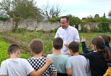 Christophe Hay, chef doublement étoilé a fait découvrir le jardin du restaurant Fleur de Loire à une classe de CM2 d'une école de Blois, jeudi 19 octobre. 