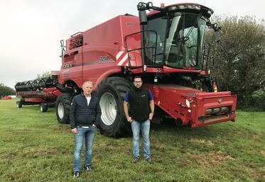 L'Axial-Flow 7250 de Case IH. Bruno Martin (à g.), responsable commercial de la marque chez Novagri 76, et Alexandre Quesnel, technico-commercial.