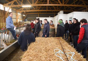 Mercredi 8 novembre, à Fontenay-sur-Eure. L'éleveuse Manon Bauchet (à g.) explique les tenants et aboutissants de son exploitation dans le cadre de la Journée de découverte de la diversification agricole de la Chambre.