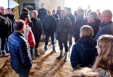 Vendredi 10 novembre, à Guillonville. Lors de sa visite, le préfet Hervé Jonathan (au c.) a été à l'écoute des problématiques du monde agricole.