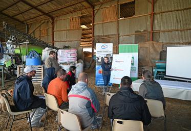 Mardi 7 novembre, à Savigny-sur-Braye. Juliette Baillon, conseillère bovin lait, a présenté les intérêts d'un robot de traite bien paramétré durant une matinée dédiée.
