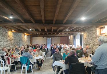 Mardi 7 novembre, à Avaray. Après une visite de Biogaz Mer, les anciens ont partagé un bon repas à la Ferme de l'Isle.