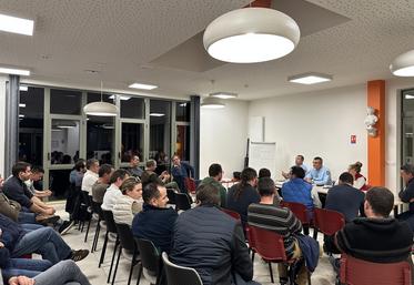 Lundi 13 novembre, à Chissay-en-Touraine. Une trentaine d'adhérents JA 41 et FNSEA 41 ont rencontré la gendarmerie de Saint-Aignan pour faire face aux actes de malveillance sur les exploitations agricoles.