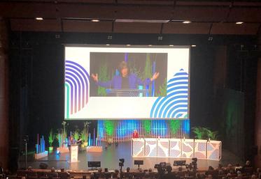 Mardi 7 novembre, à Tours (Indre-et-Loire). Sophie Brocas, préfète de la région et du Loiret, à la tribune des Assises de l'eau. 