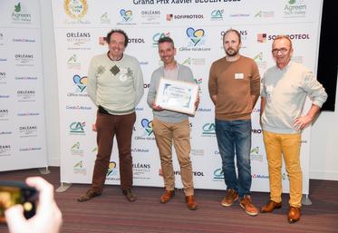 Mercredi 15 novembre, à Orléans (Loiret). L'agri-youtubeur Thierry Bailliet (2e à g.) a reçu le Grand prix Xavier-Beulin du cluster AgreenTech Valley, présidé par Jean-Michel Gallier (à d.).