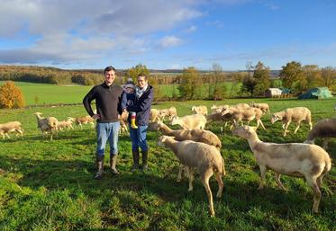 Charles Gransar, son épouse Marie et leur fille Albane avec leurs brebis.